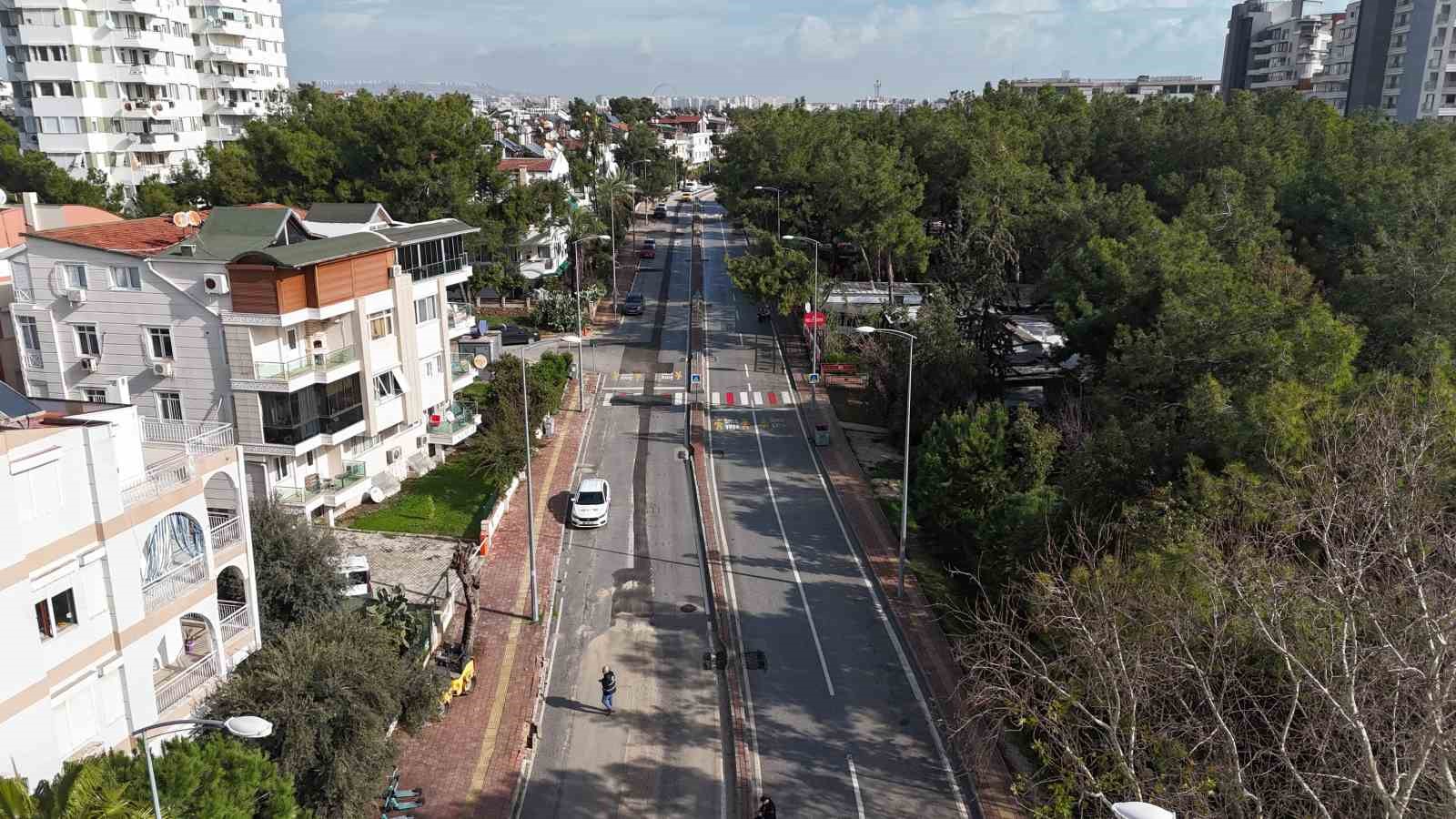 Yağış sonrası bozulan yollar onarılıyor
