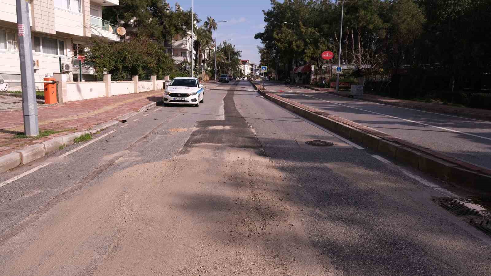 Yağış sonrası bozulan yollar onarılıyor
