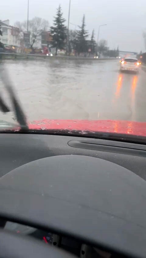 Yağış sonrası çevre yolu ’göle’ döndü, bazı araçlar yolda kaldı
