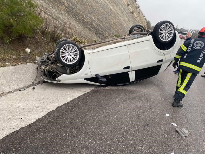 Yağış sonrası kayganlaşan yolda savrulan araç takla attı
