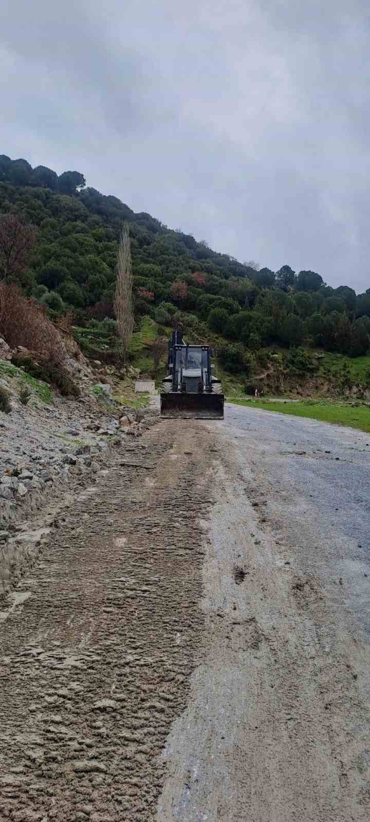 Yağış sonrası topraktan kaydı, kayalar yolu kapattı
