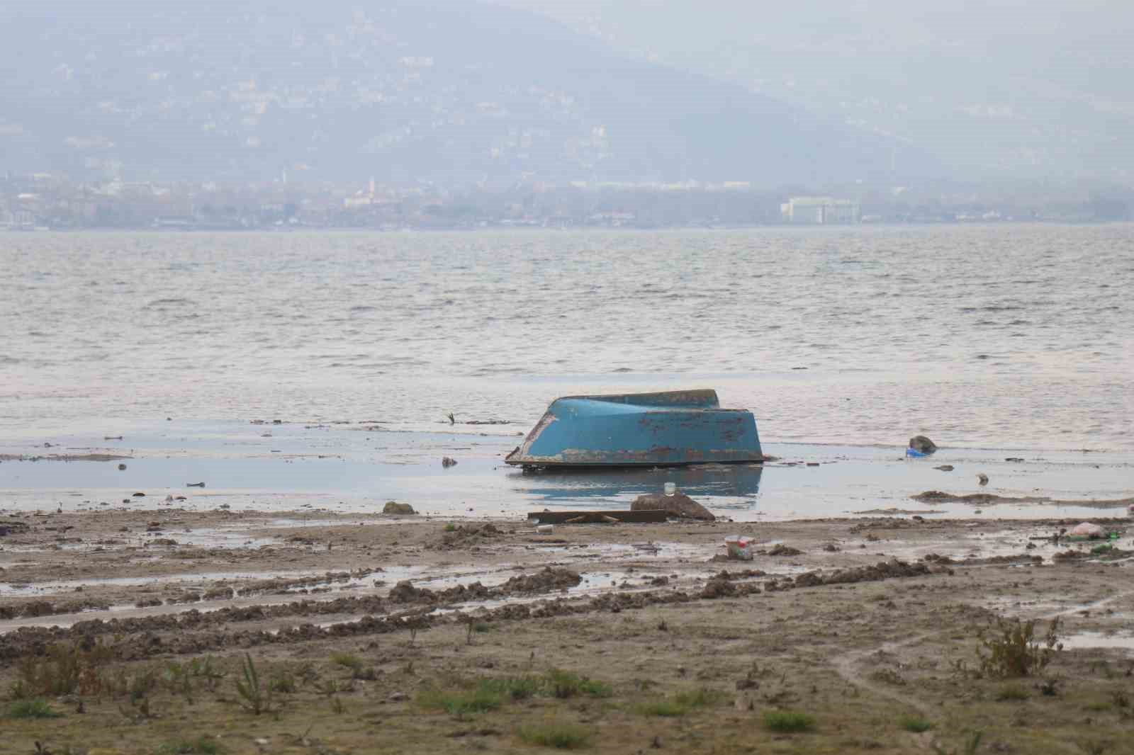 Yağışlar Sapanca Gölü’nde seviyeyi artırdı ancak risk hala devam ediyor
Yağışlar Sapanca Gölü’nde seviyeyi artırdı ancak risk hala devam ediyor