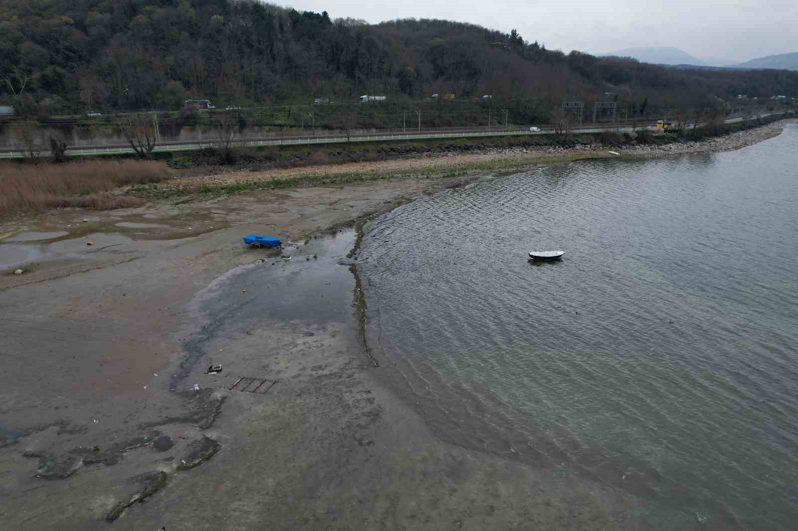 Yağışlar Sapanca Gölü’nde seviyeyi artırdı ancak risk hala devam ediyor
Yağışlar Sapanca Gölü’nde seviyeyi artırdı ancak risk hala devam ediyor