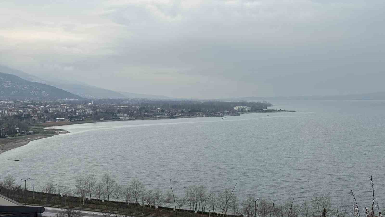 Yağışlar Sapanca Gölü’nde seviyeyi artırdı ancak risk hala devam ediyor
Yağışlar Sapanca Gölü’nde seviyeyi artırdı ancak risk hala devam ediyor