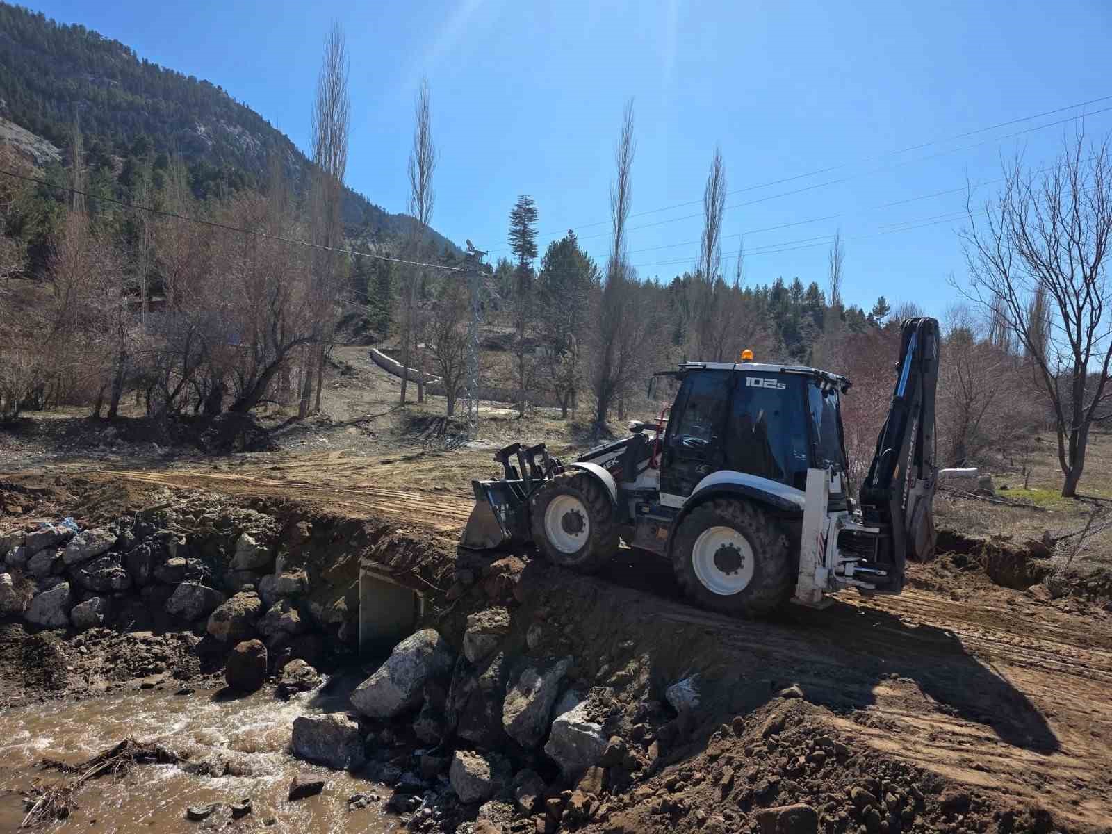 Yağışlar sonrası kapanan yol yeniden ulaşıma açıldı

