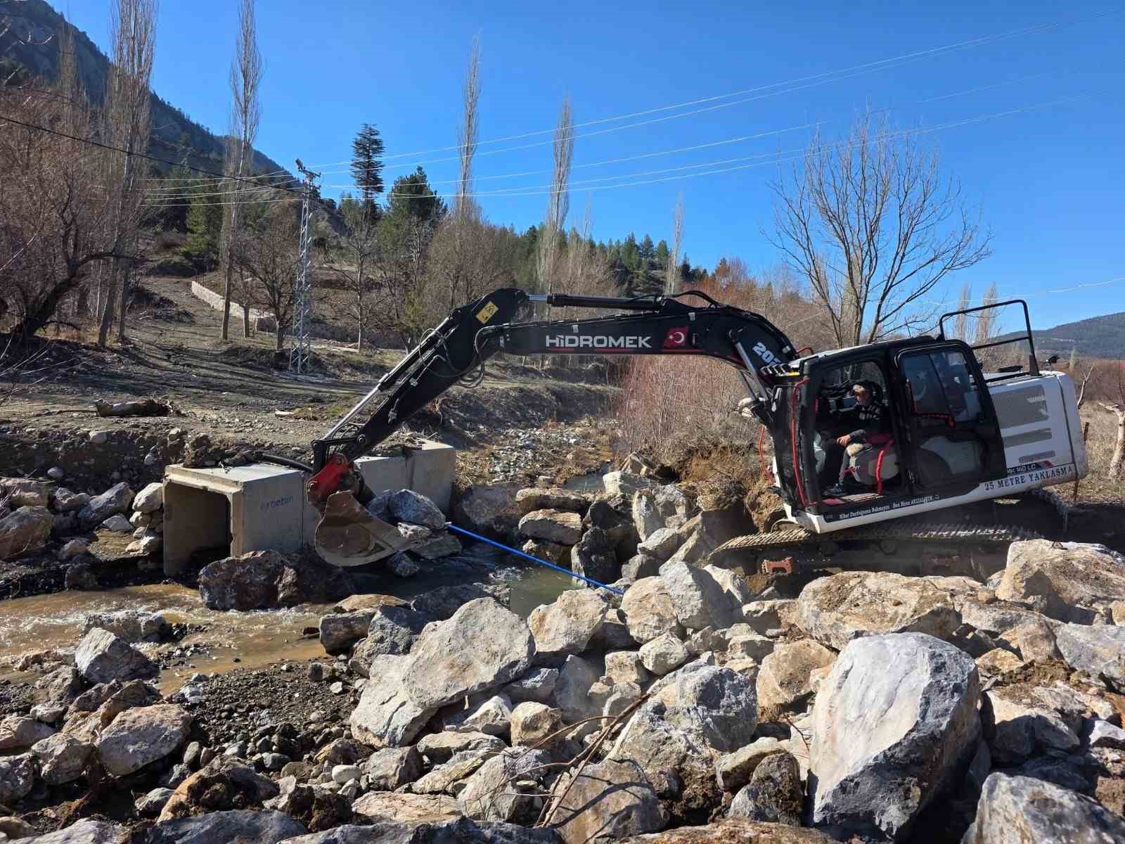 Yağışlar sonrası kapanan yol yeniden ulaşıma açıldı
