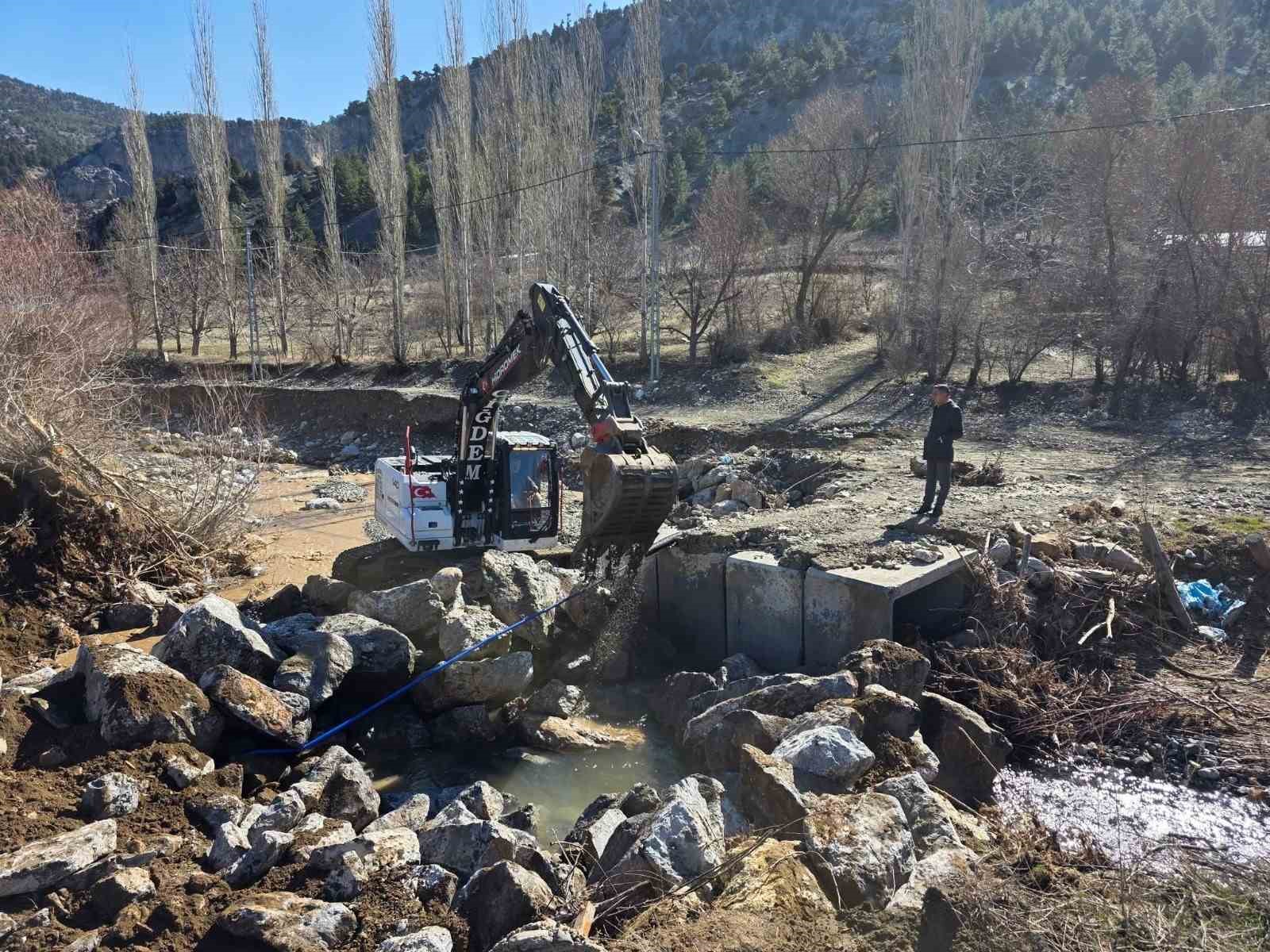 Yağışlar sonrası kapanan yol yeniden ulaşıma açıldı
