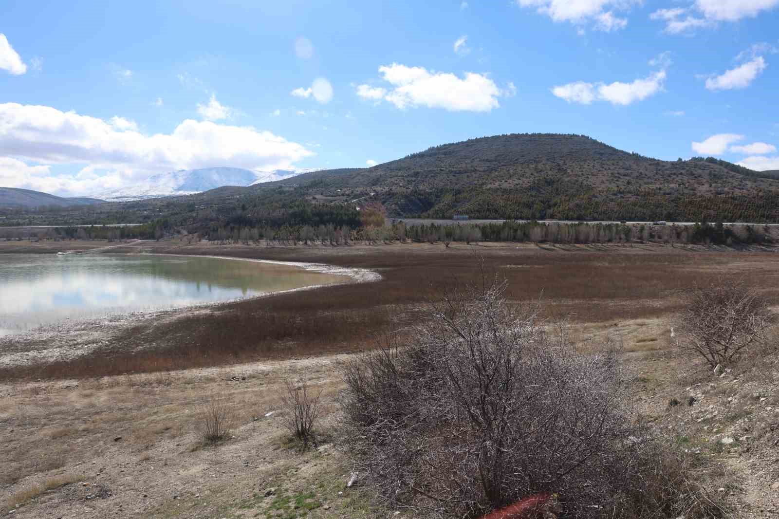 Yağışlar uzun yıllar ortalamasını yüzde 50 aştı, kuraklık tehdidi sürüyor
Yağışlar uzun yıllar ortalamasını yüzde 50 aştı, kuraklık tehdidi sürüyor