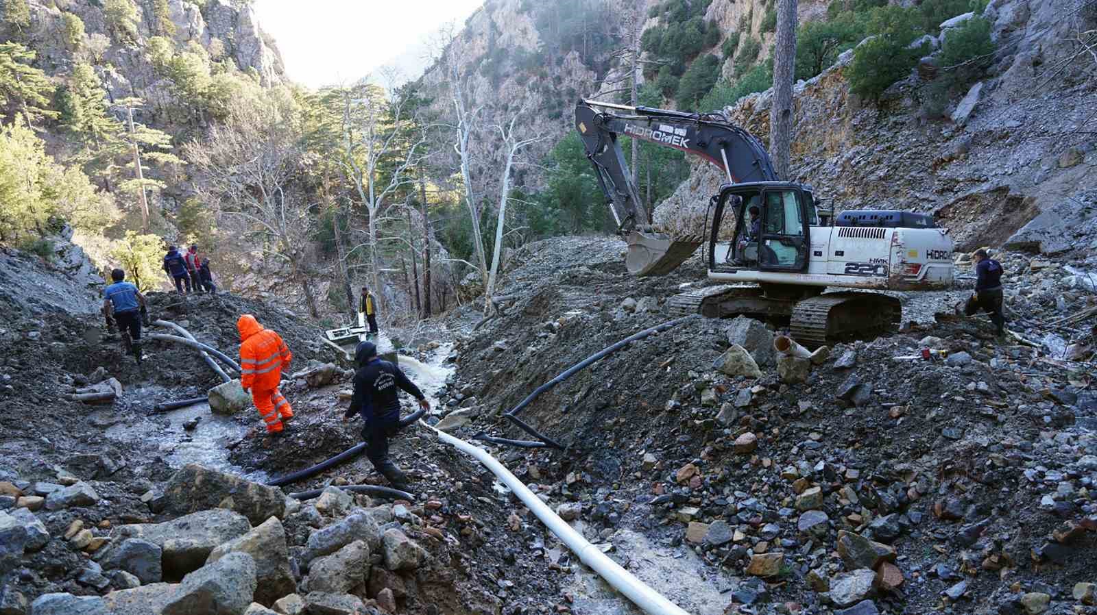 Yağışlarda zarar gören su isale hattı yenileniyor
