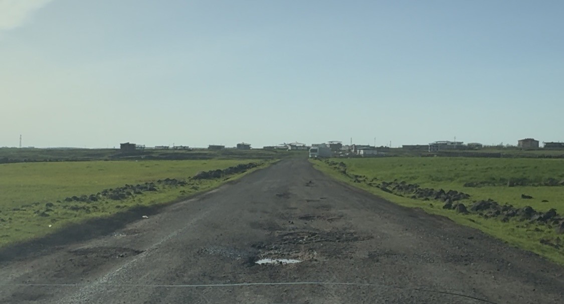 Yağışların ardından yollar köstebek yuvasına döndü
