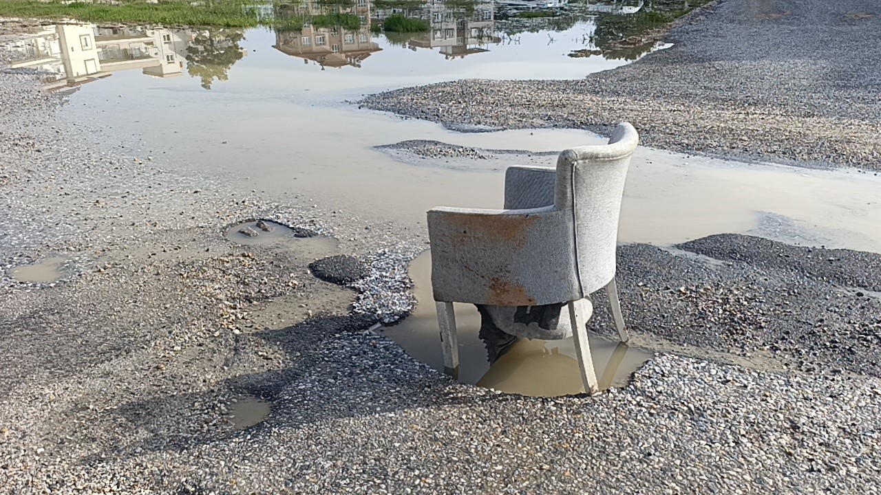 Yağışların sebep olduğu yoldaki çukura koltuklu önlem
