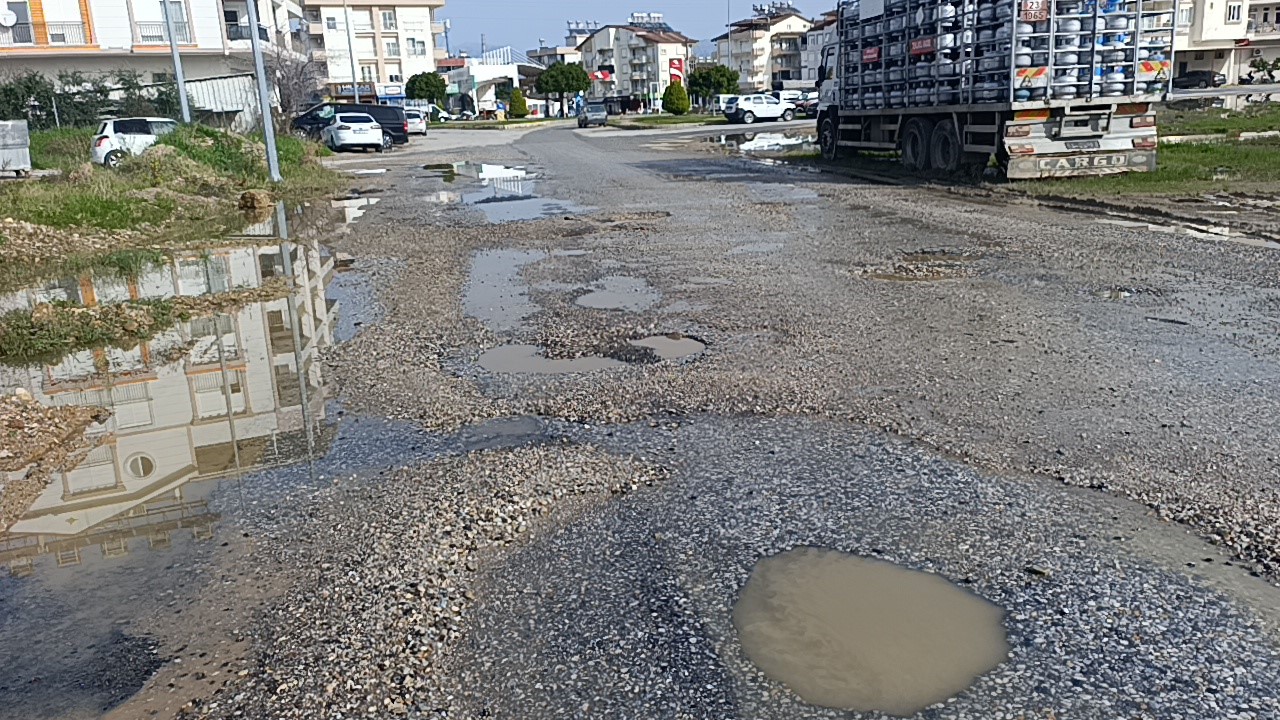Yağışların sebep olduğu yoldaki çukura koltuklu önlem
