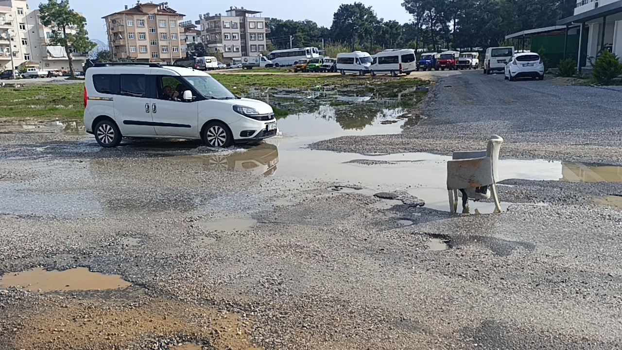 Yağışların sebep olduğu yoldaki çukura koltuklu önlem
