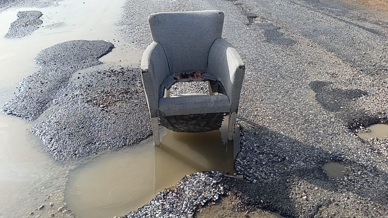 Yağışların sebep olduğu yoldaki çukura koltuklu önlem
