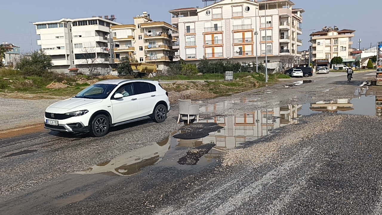 Yağışların sebep olduğu yoldaki çukura koltuklu önlem
