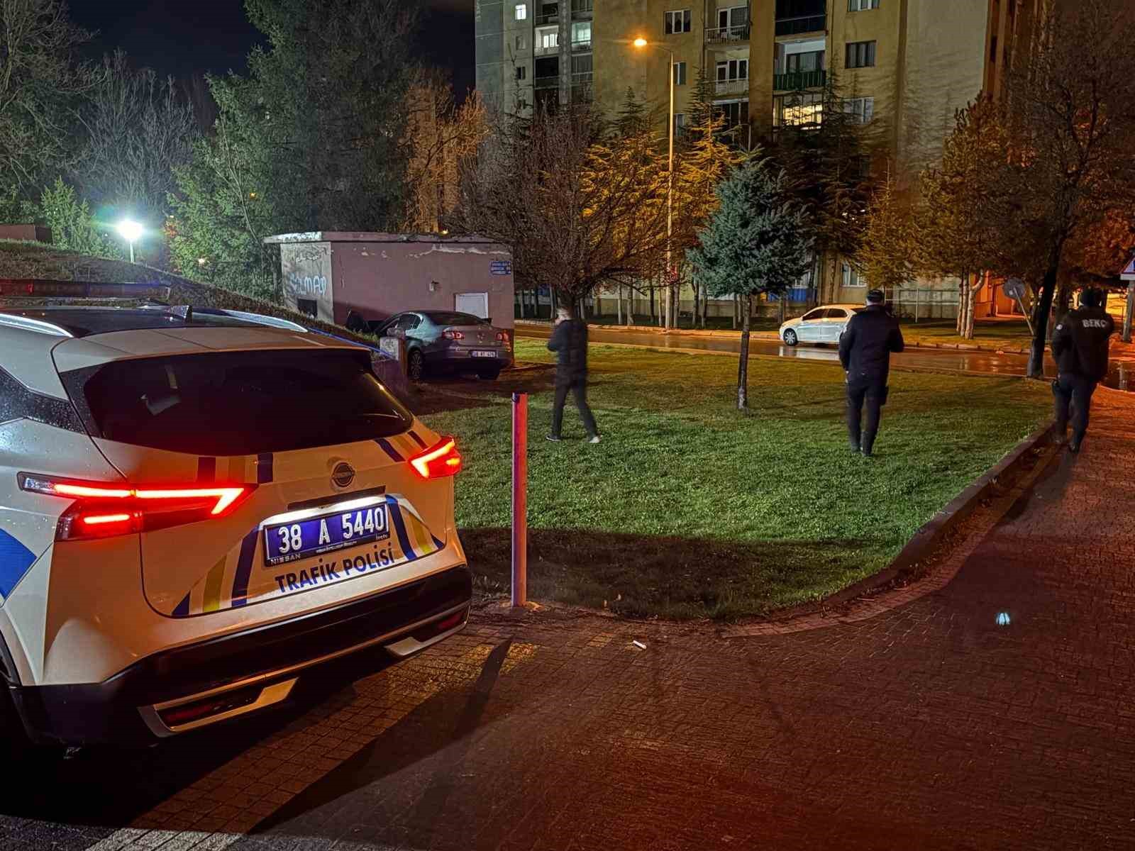 Yağışlı havada kontrolden çıkan otomobil depo duvarına çarptı
