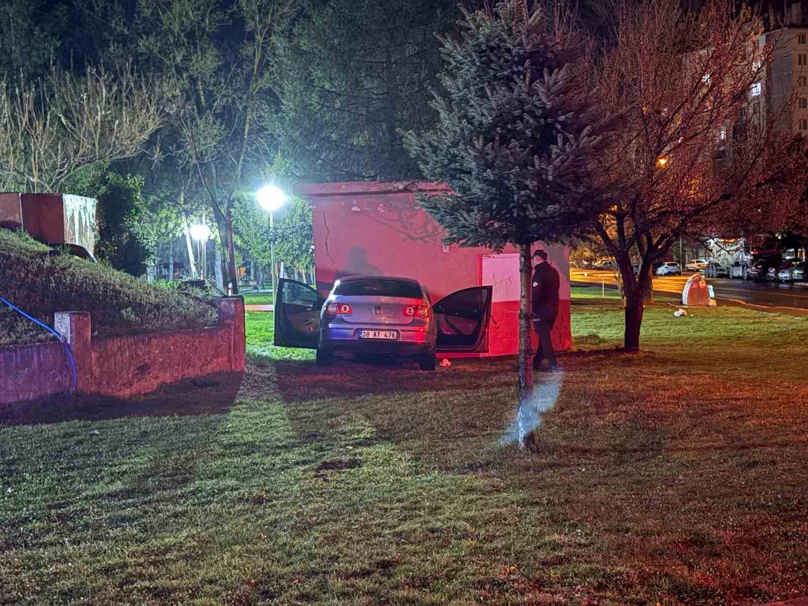 Yağışlı havada kontrolden çıkan otomobil depo duvarına çarptı
