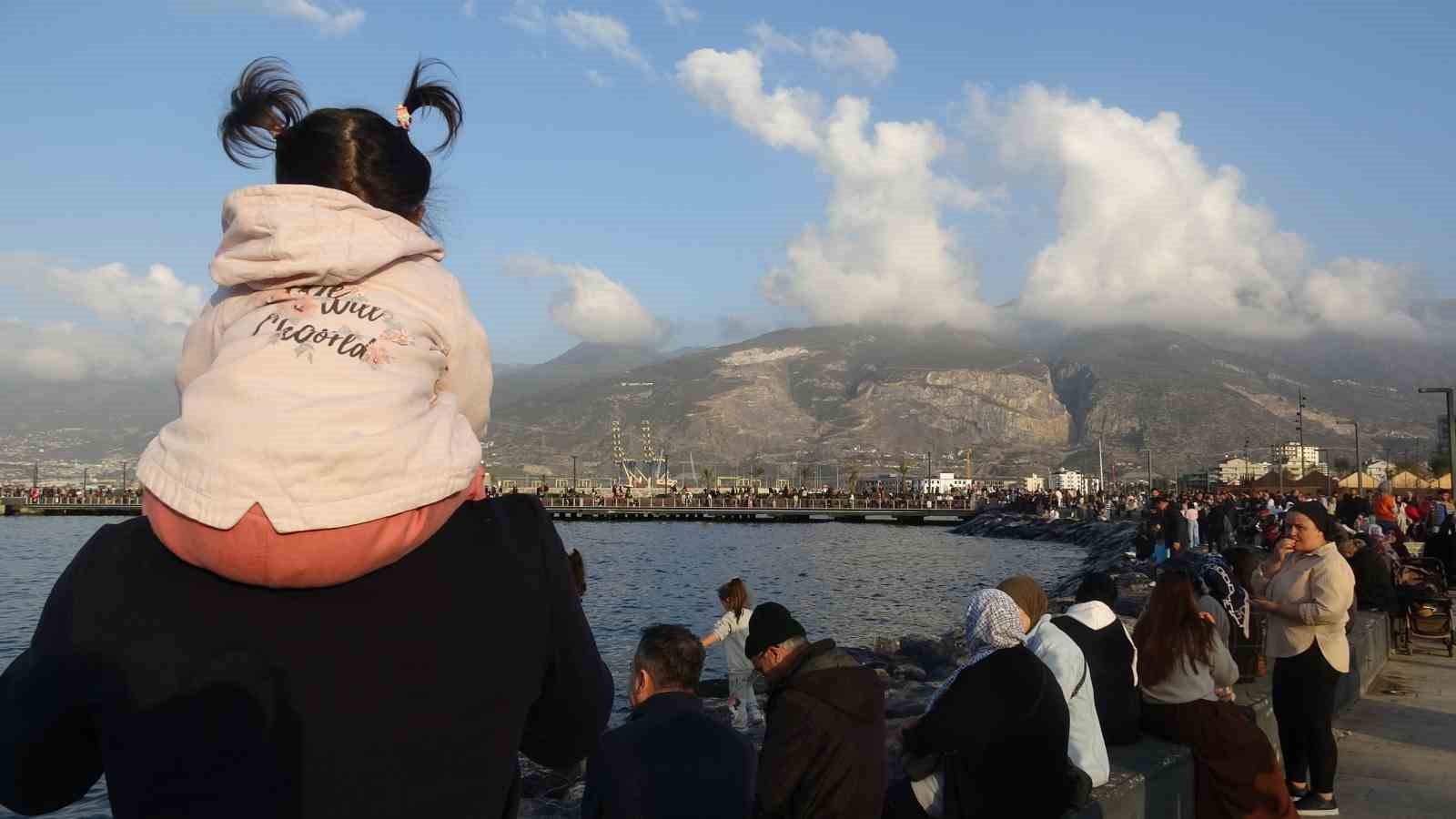 Yağışlı havanın son bulmasını fırsat bilen vatandaşlar İskenderun Sahili’ne akın etti
