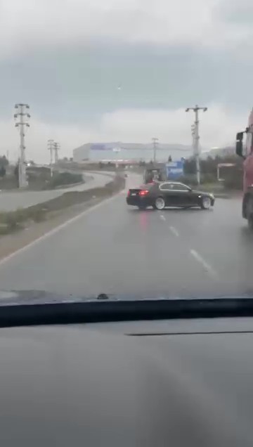 Yağışlı yolda makas atan otomobil tepetaklak oldu
