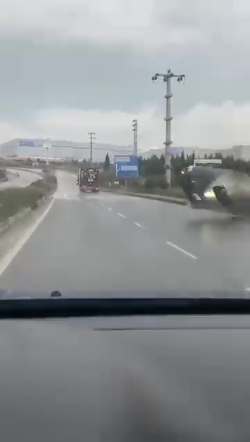 Yağışlı yolda makas atan otomobil tepetaklak oldu

