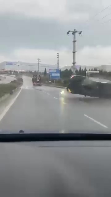 Yağışlı yolda makas atan otomobil tepetaklak oldu
