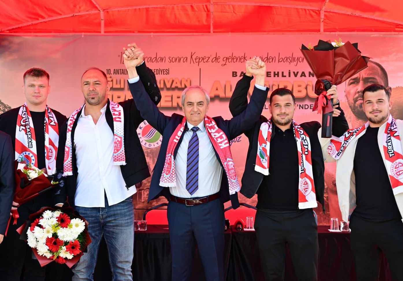 Yağlı güreşlerin efsane ismi Ali Gürbüz’e coşkulu karşılama
Yağlı güreşlerin efsane ismi Ali Gürbüz’e coşkulu karşılama