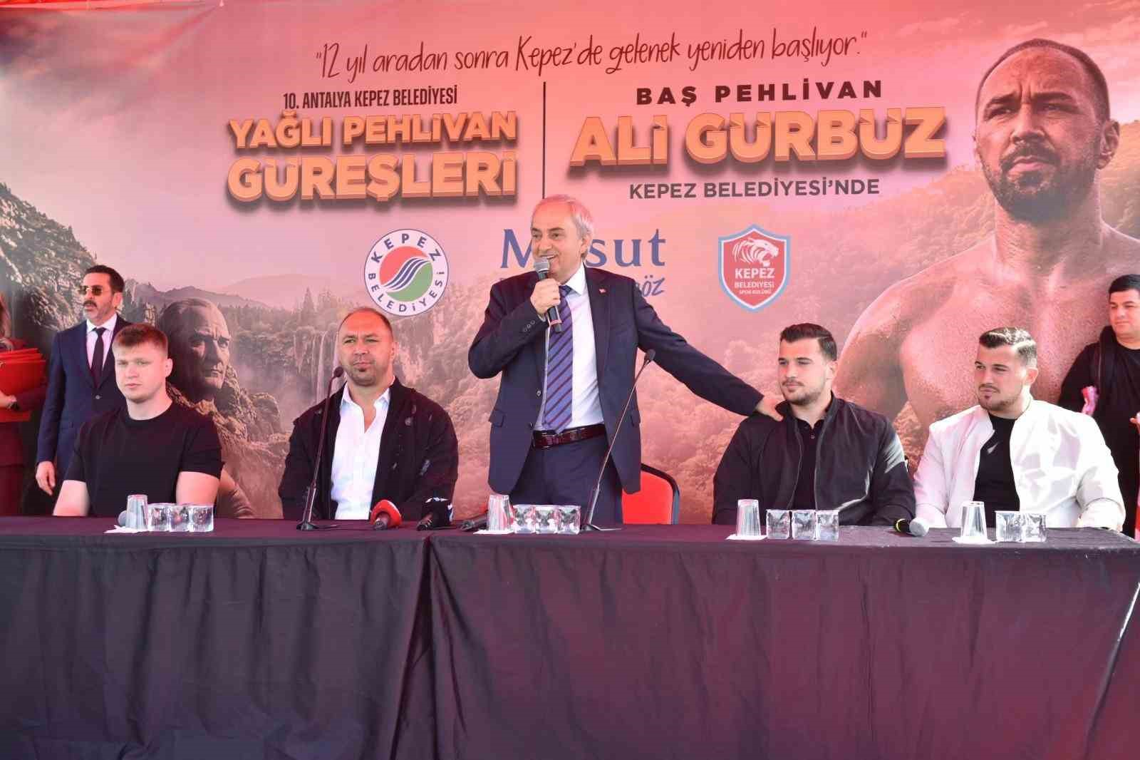 Yağlı güreşlerin efsane ismi Ali Gürbüz’e coşkulu karşılama
Yağlı güreşlerin efsane ismi Ali Gürbüz’e coşkulu karşılama