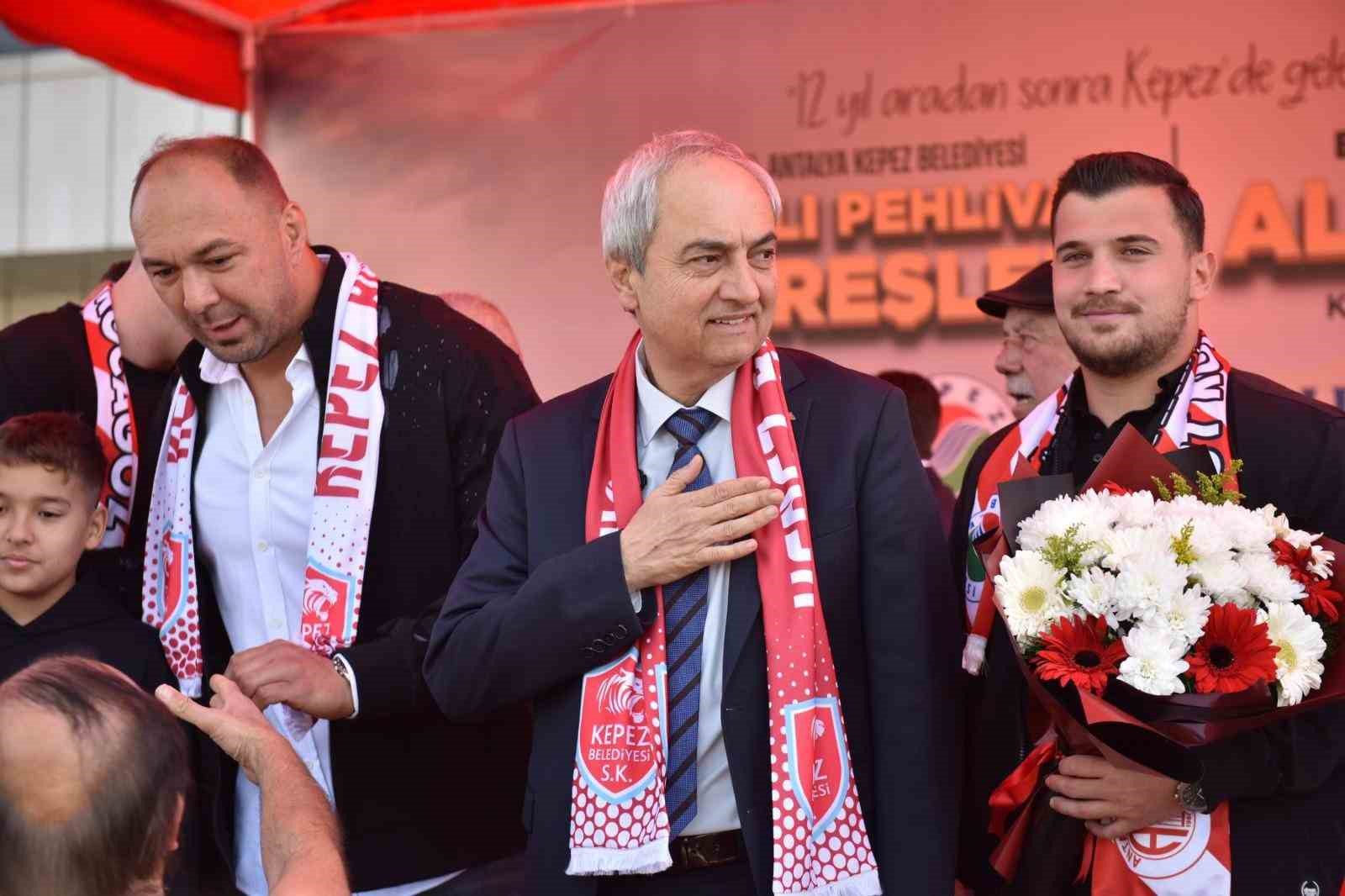 Yağlı güreşlerin efsane ismi Ali Gürbüz’e coşkulu karşılama
Yağlı güreşlerin efsane ismi Ali Gürbüz’e coşkulu karşılama