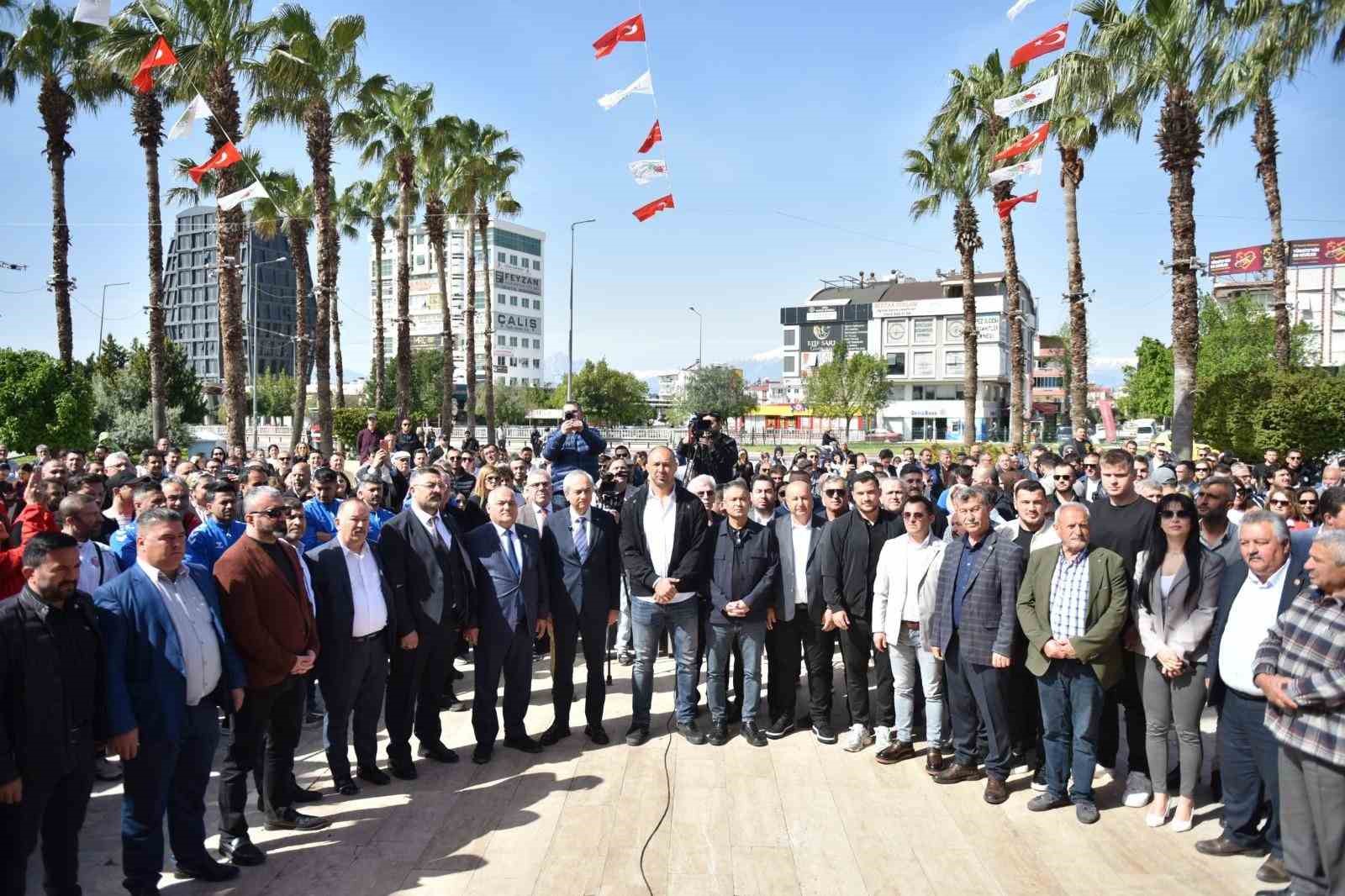 Yağlı güreşlerin efsane ismi Ali Gürbüz’e coşkulu karşılama
Yağlı güreşlerin efsane ismi Ali Gürbüz’e coşkulu karşılama