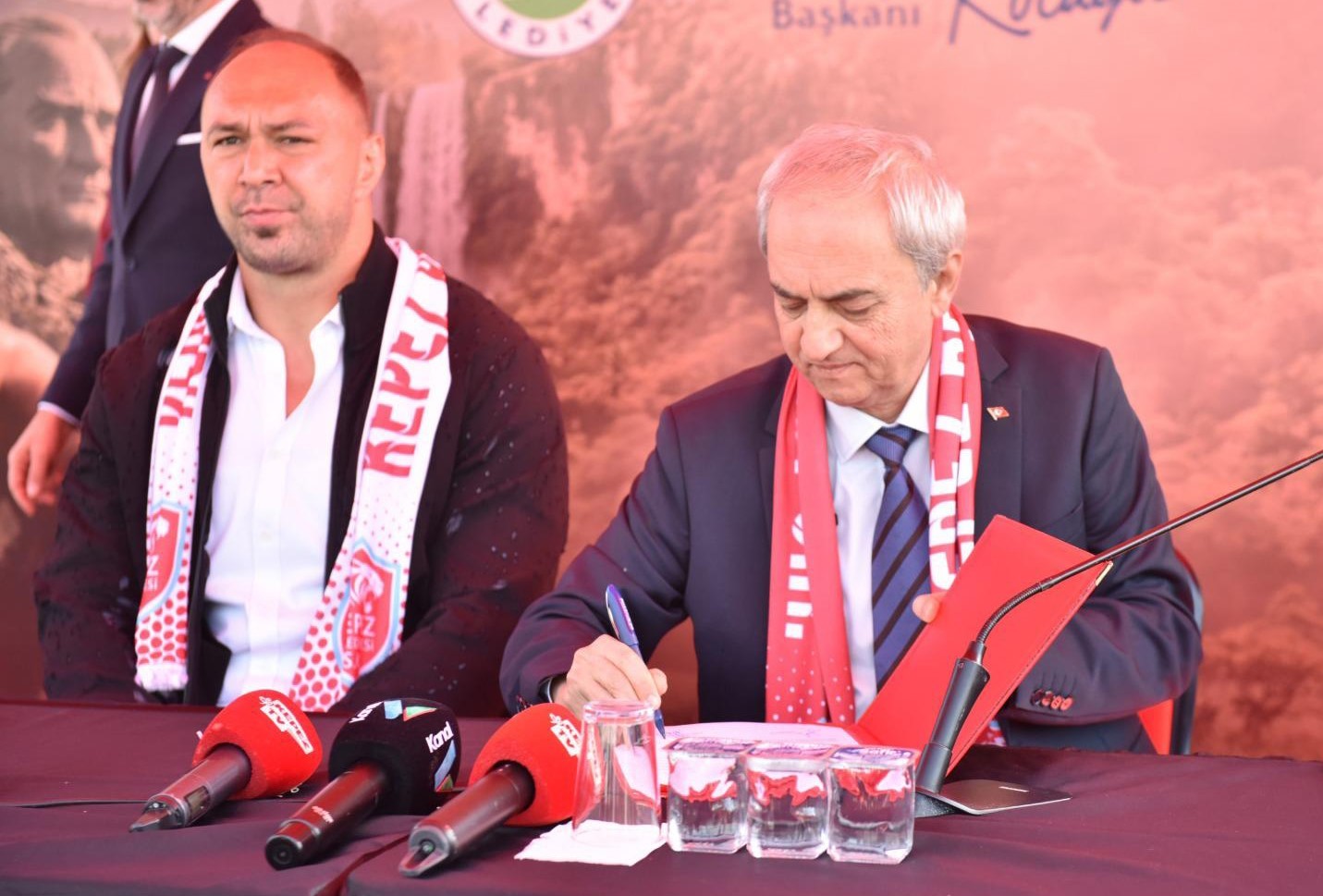 Yağlı güreşlerin efsane ismi Ali Gürbüz’e coşkulu karşılama
Yağlı güreşlerin efsane ismi Ali Gürbüz’e coşkulu karşılama