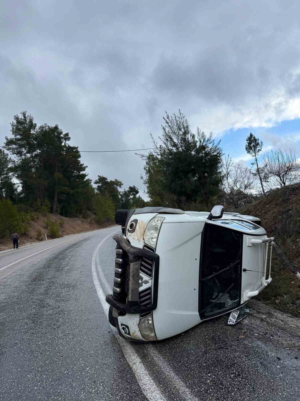 Yağmur sonrası kayganlaşan yolda pikap yan yattı

