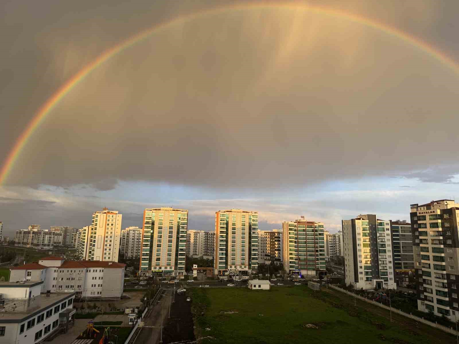 Yağmur sonrası oluşan gökkuşağı hayran bıraktı
