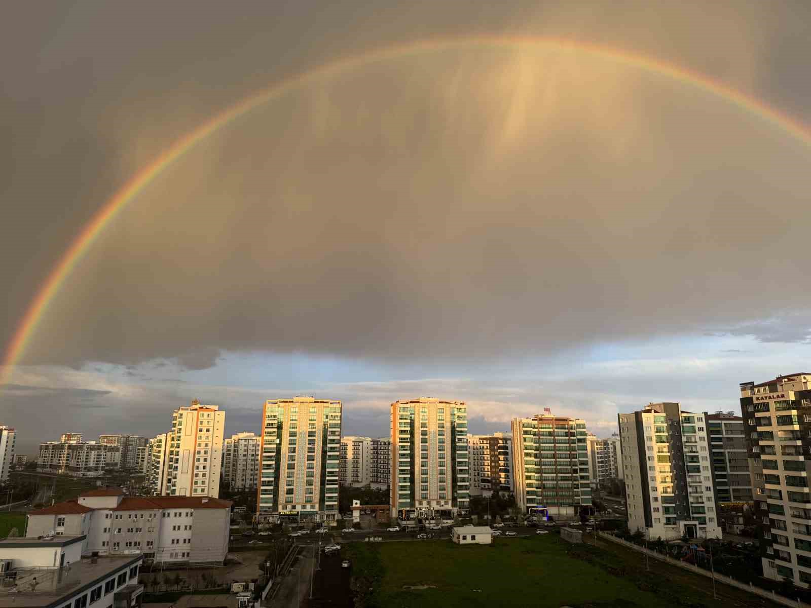 Yağmur sonrası oluşan gökkuşağı hayran bıraktı
