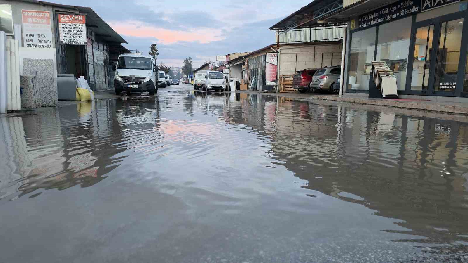 Yağmur sonrası sanayi sitesi sokakları su altında kaldı
