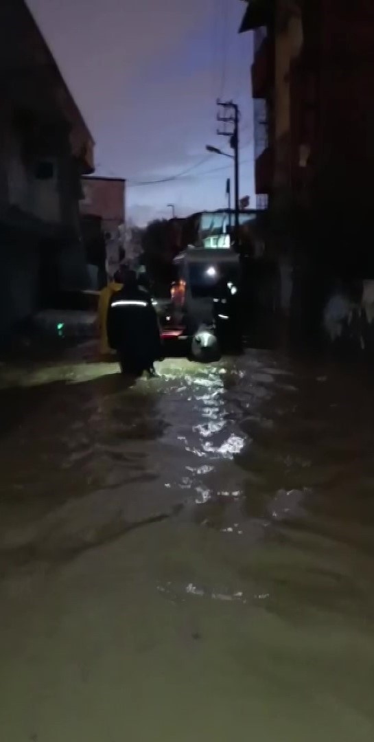 Yağmur sonrası su basan evlerde mahsur kalanlar kurtarıldı
