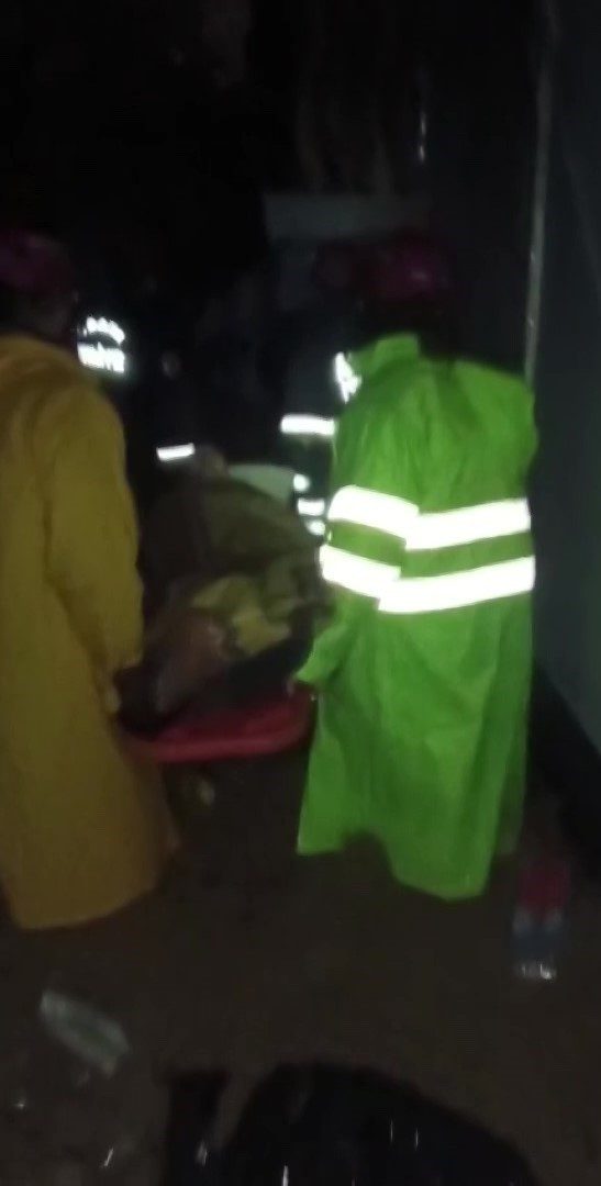 Yağmur sonrası su basan evlerde mahsur kalanlar kurtarıldı
