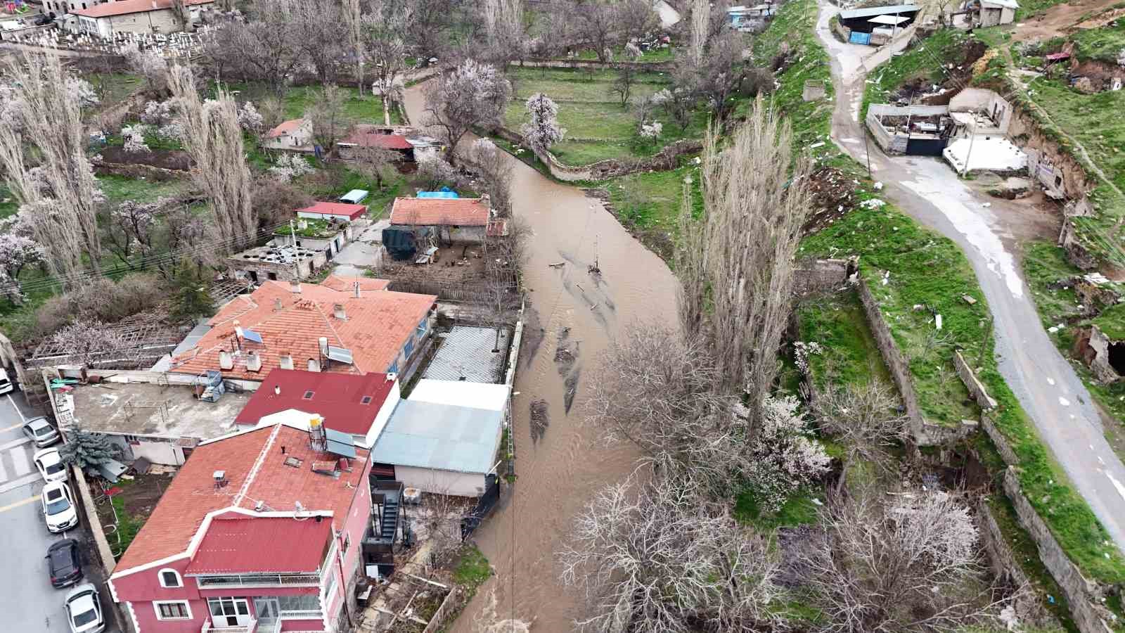 Yağmur, su kanallarını coşturdu
