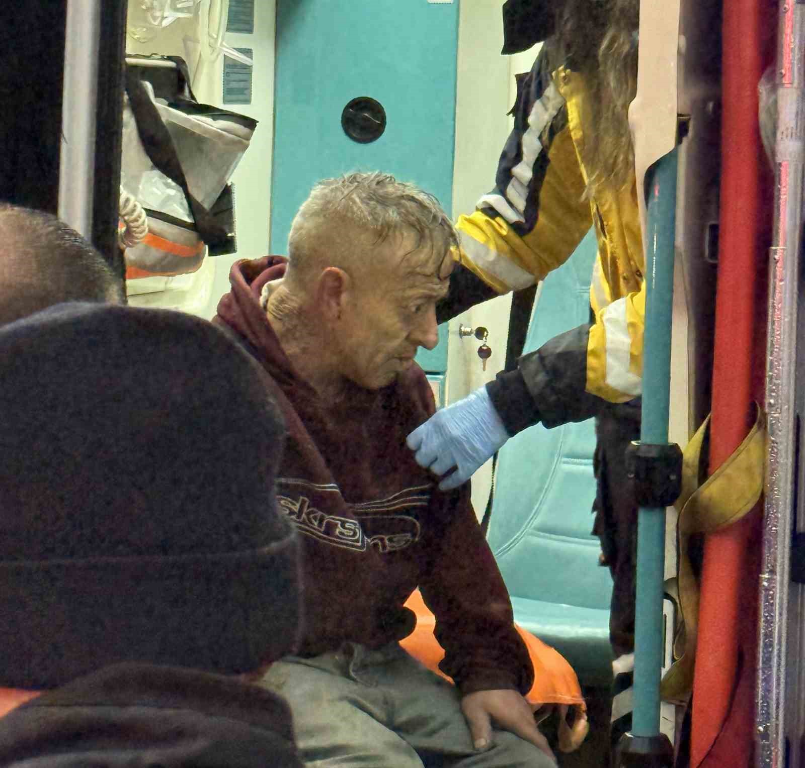 Yağmur suları yükseldi, çayda mahsur kalan vatandaşı itfaiye kurtardı
