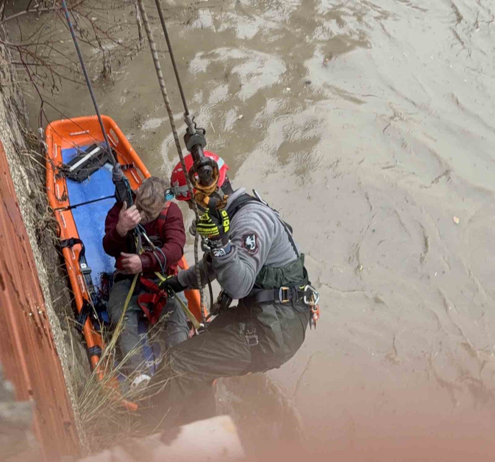 Yağmur suları yükseldi, çayda mahsur kalan vatandaşı itfaiye kurtardı
