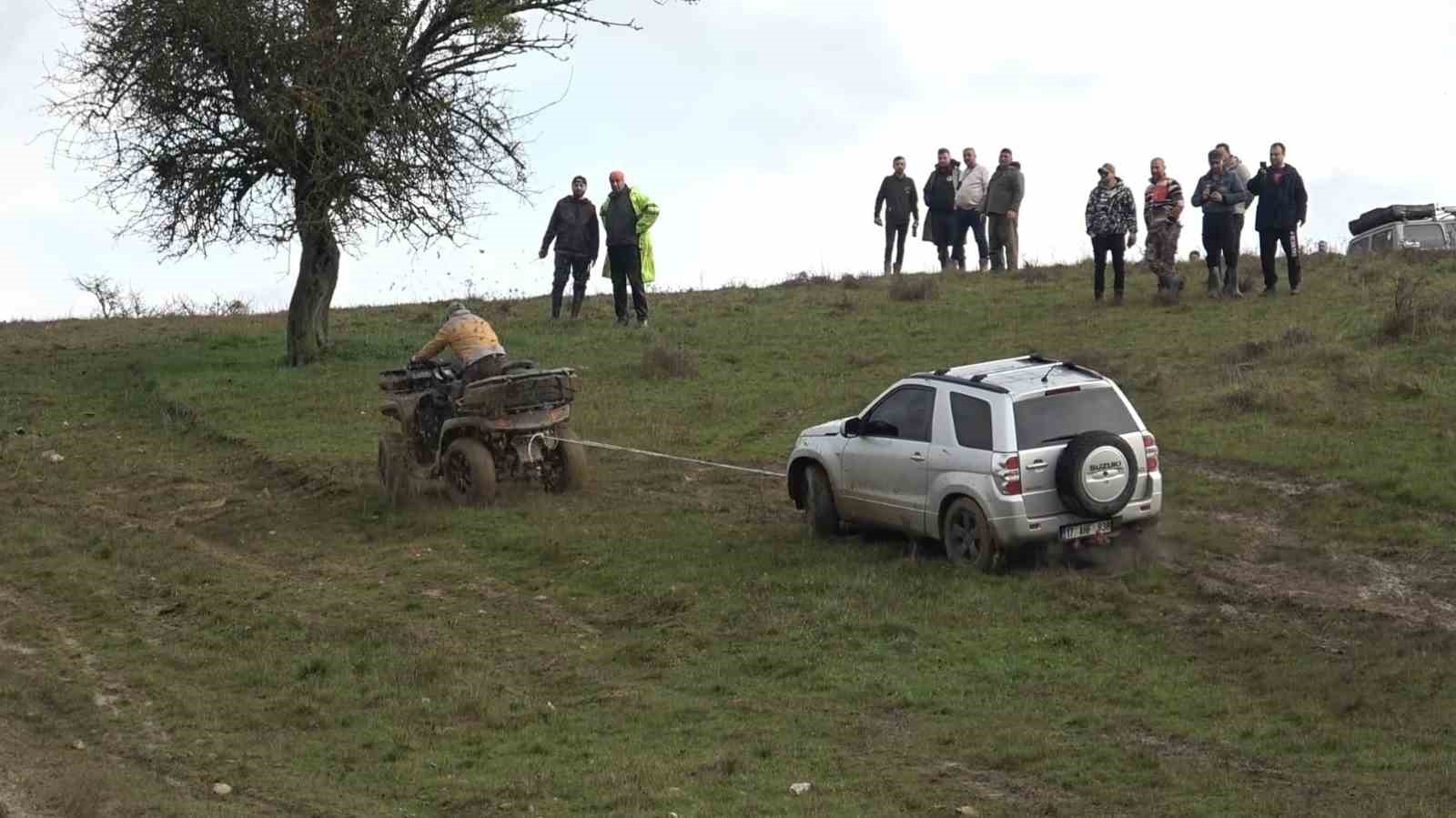 Yağmur ve çamur off-road tutkunlarını durduramadı
