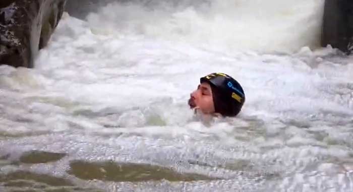 Yağmur ve kar sularıyla coşan kanyondan kurtuldu
