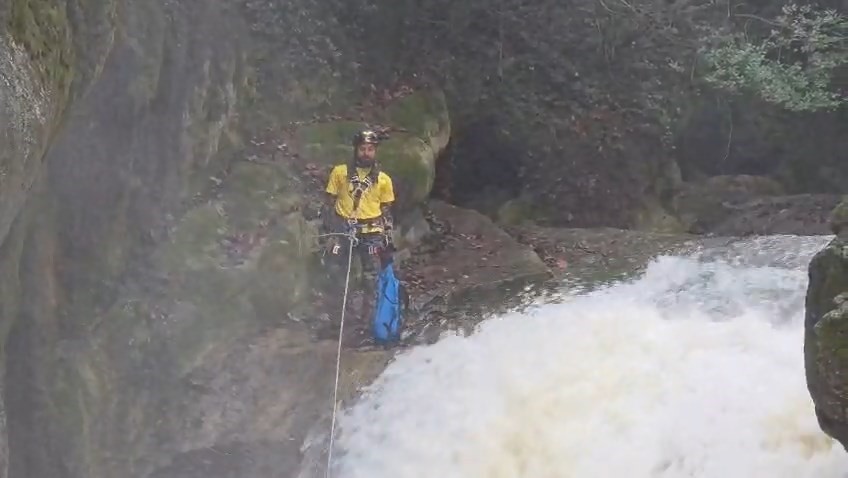 Yağmur ve kar sularıyla coşan kanyonu geçen sporcu böyle konuştu
