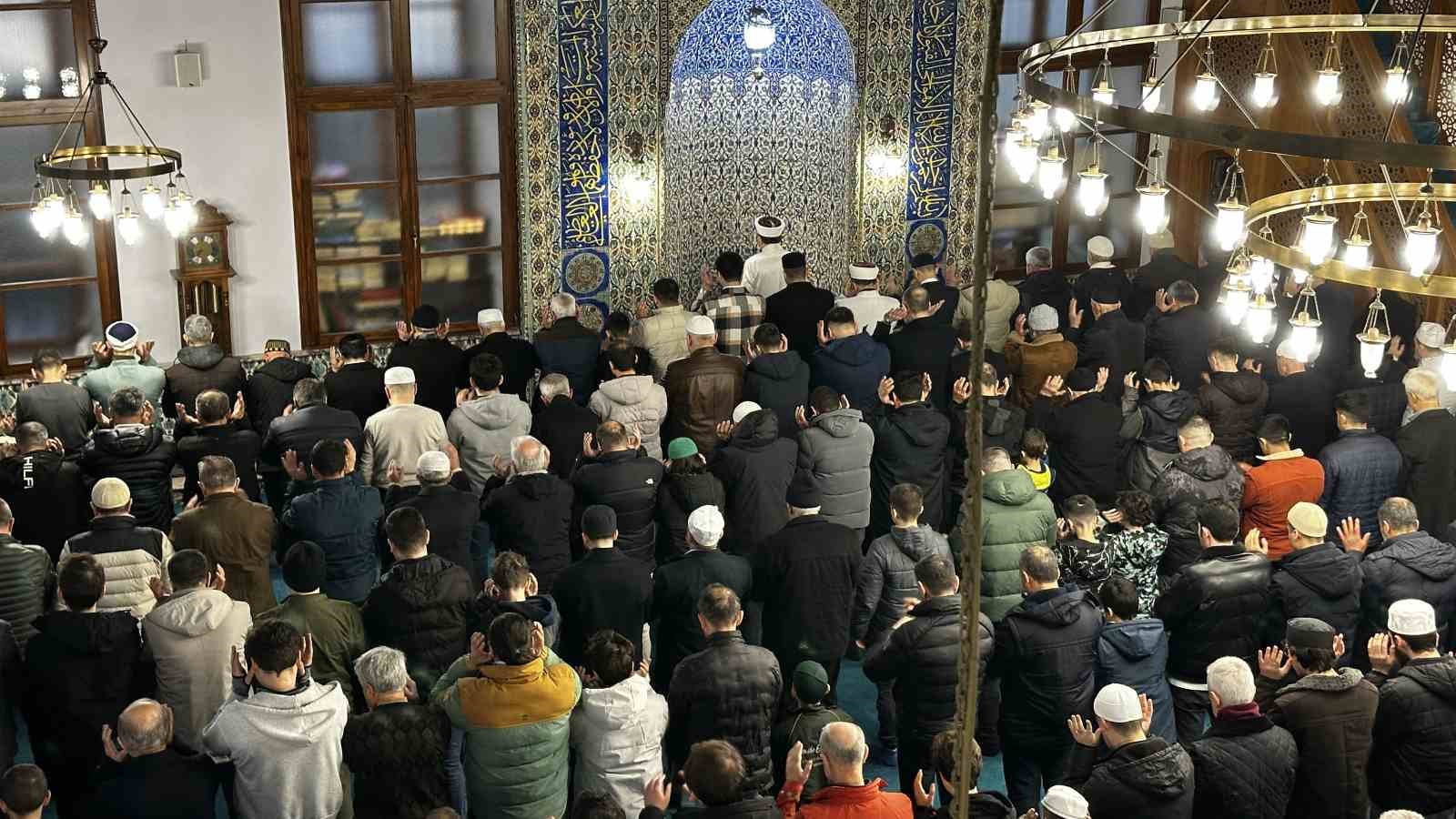 Yağmura rağmen camiler bayram namazı için dolup taştı
