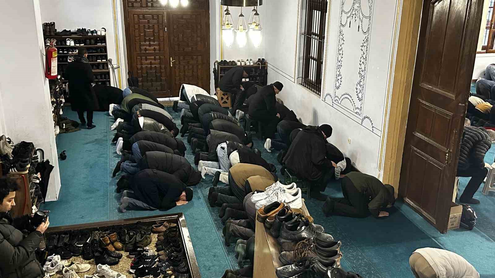 Yağmura rağmen camiler bayram namazı için dolup taştı
