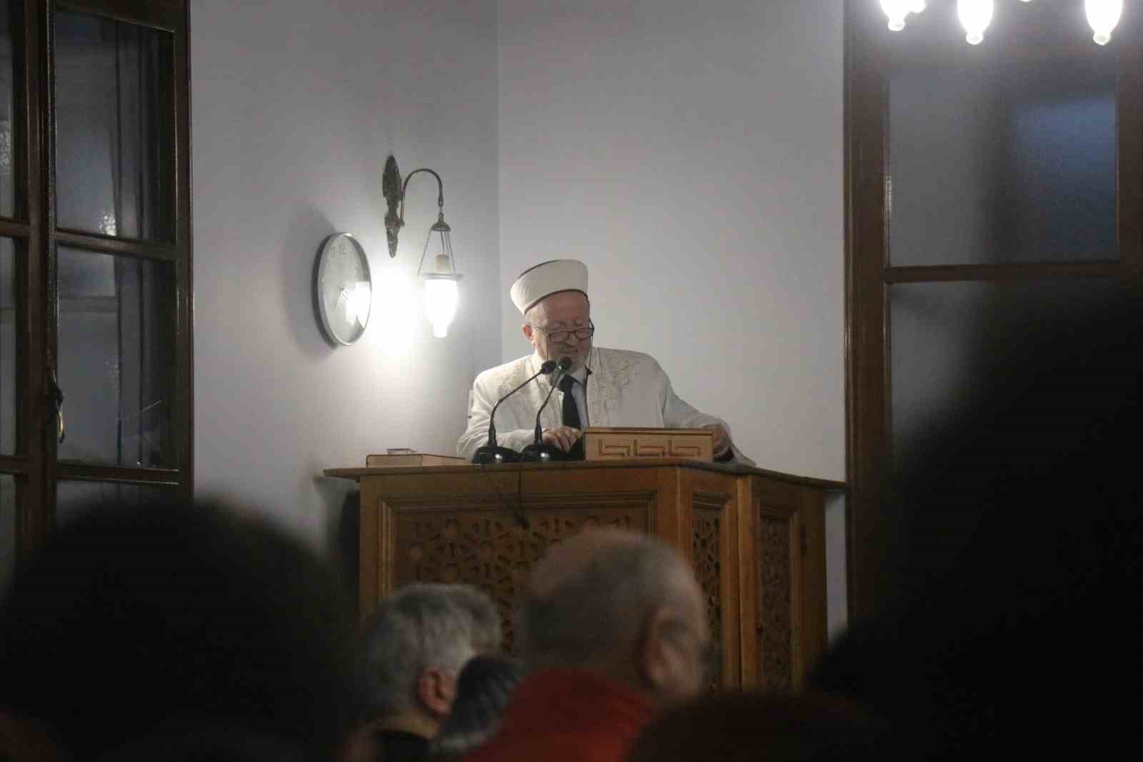 Yağmura rağmen camiler bayram namazı için dolup taştı
