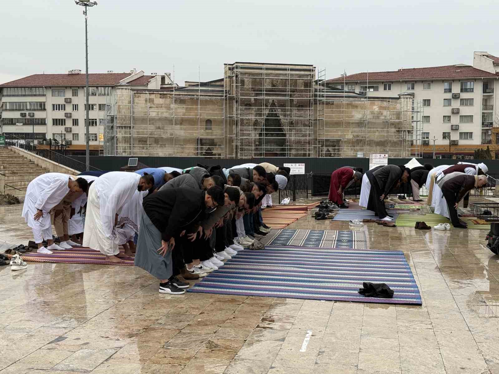Yağmura rağmen dışarıda saf tuttular: 4 asırlık camide bayram namazı kıldılar

