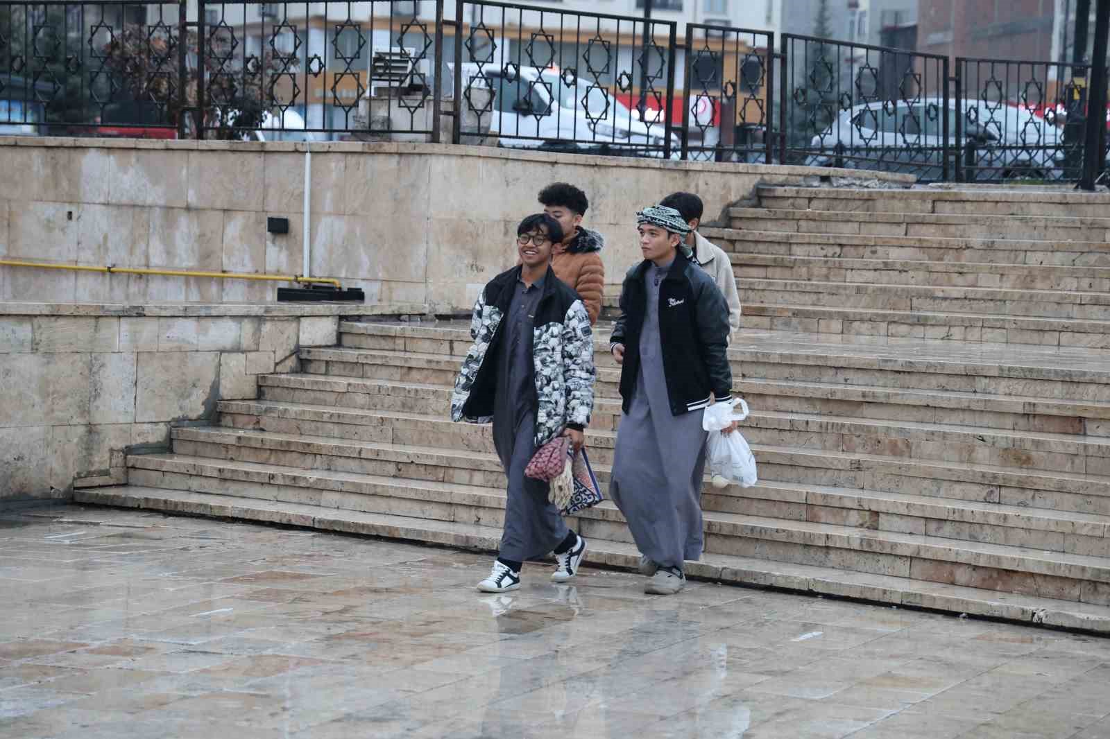 Yağmura rağmen dışarıda saf tuttular: 4 asırlık camide bayram namazı kıldılar
