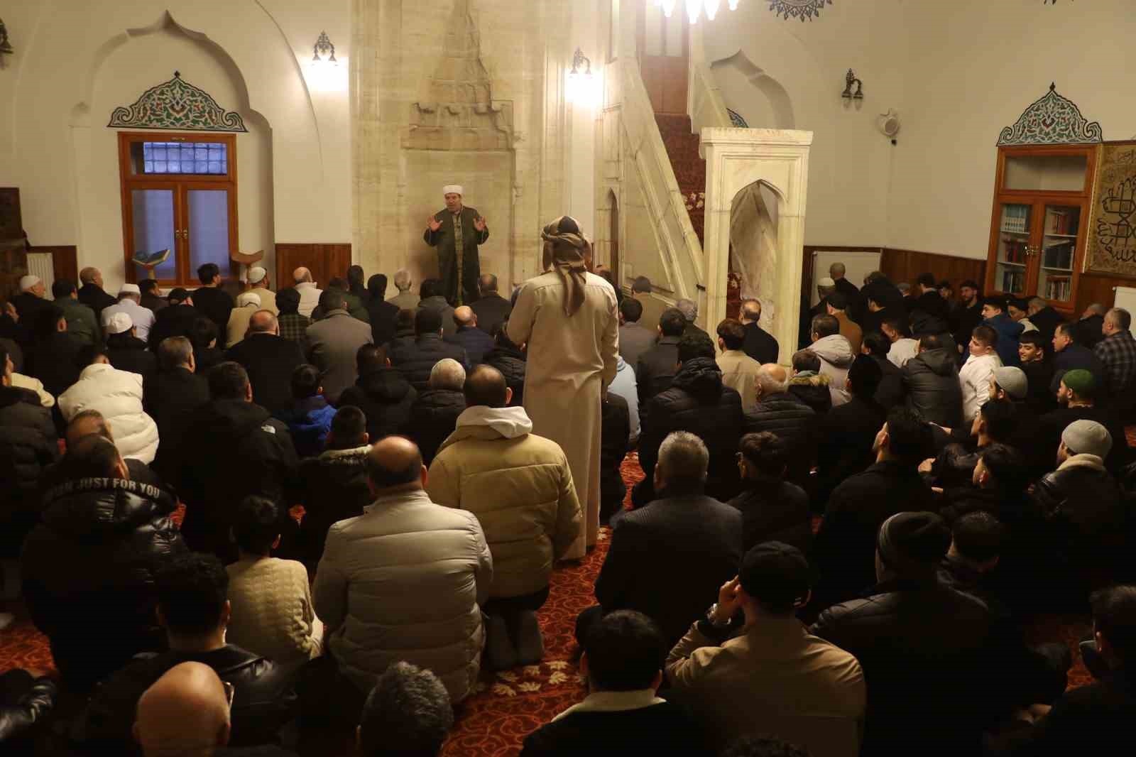 Yağmura rağmen dışarıda saf tuttular: 4 asırlık camide bayram namazı kıldılar
