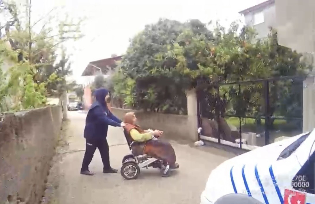 Yağmurda zor anlar yaşayan vatandaşa zabıtadan şefkat eli
