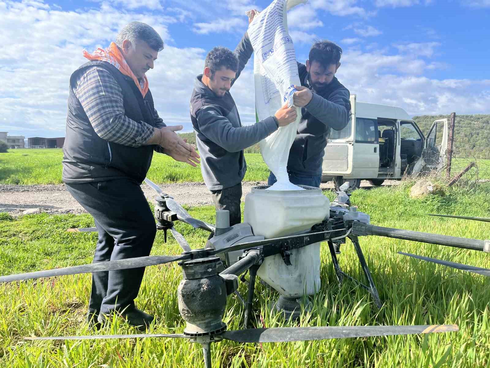 Yağmurdan çamura dönen tarlalarda çiftçi çözümü dronda buldu
